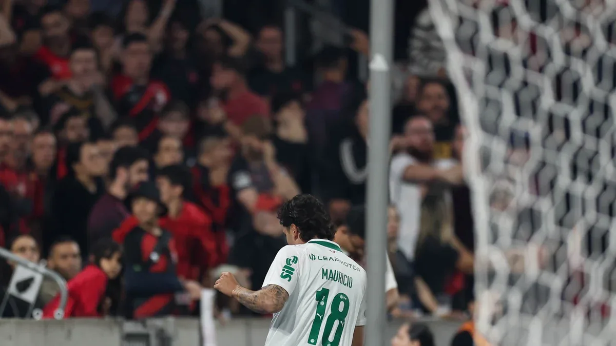 De costas, com a camisa 18, Maurício comemora seu gol diante da torcida do Athletico-PR na Arena da Baixada.