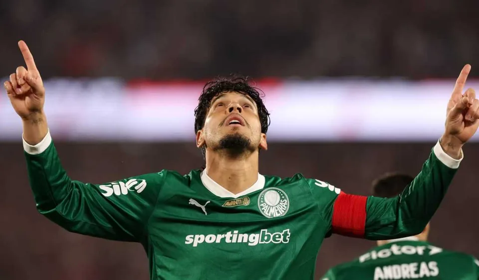 Gustavo Gómez, de braçadeira de capitão, aponta para o céu comemorando gol do Palmeiras.