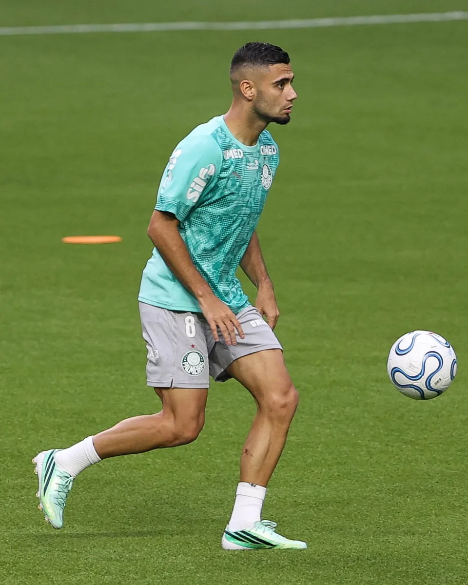 Andreas Pereira domina a bola durante treino do Palmeiras no gramado do Nubank Parque.