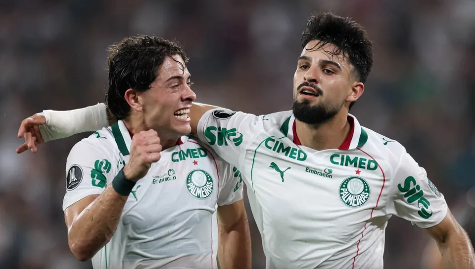 Flaco López e Giay comemoram abraçados o gol do Palmeiras no Maracanã.